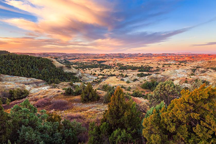 北达科他州西奥多·罗斯福国家公园上空令人惊叹的日出。