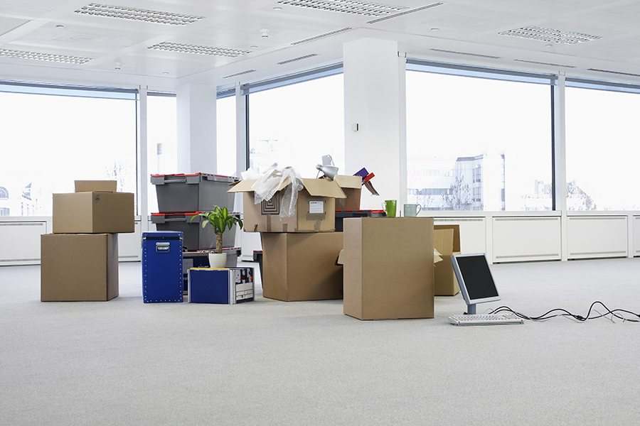 在办公室搬箱子和家具。