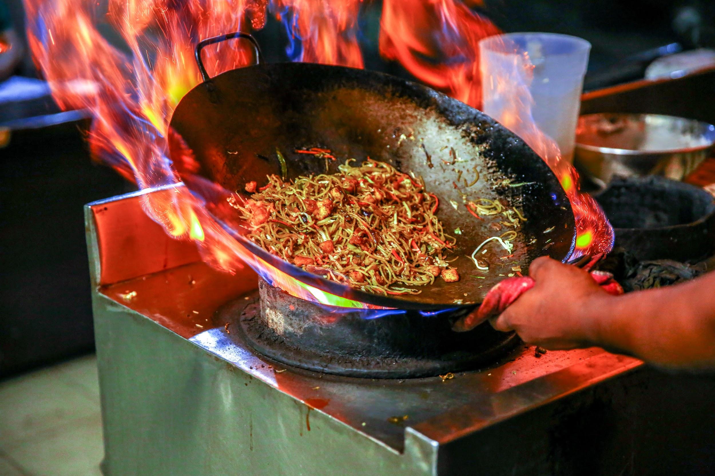 用炒锅在极热的温度下煮面条