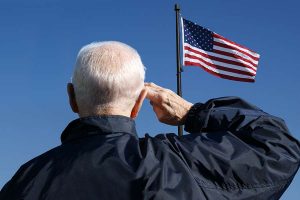 退伍军人在美国国旗前敬礼