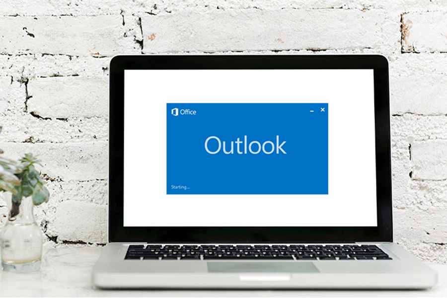 在笔记本电脑上启动Outlook应用。