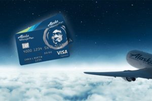 两张阿拉斯加航空公司商务信用卡和一架飞机。