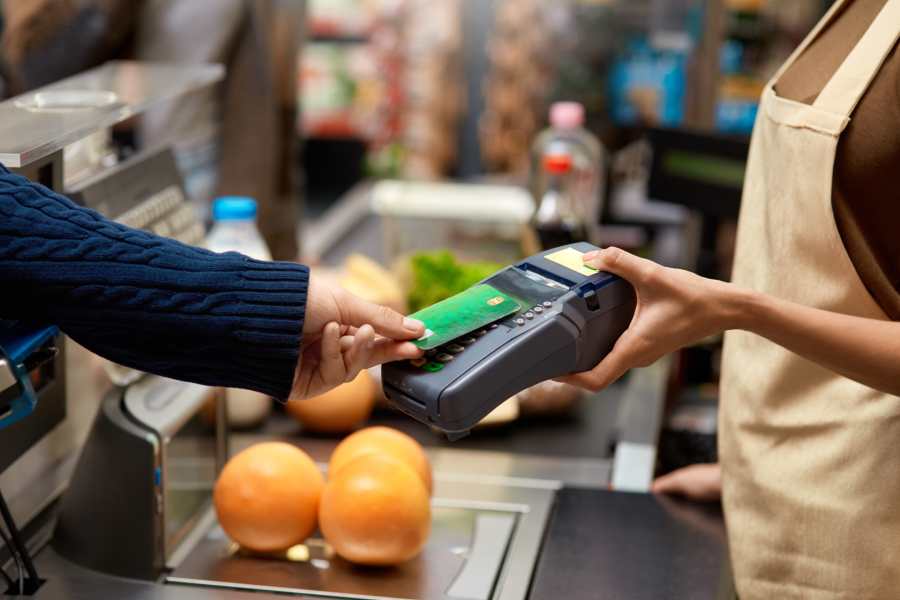 客户paying using a credit card.