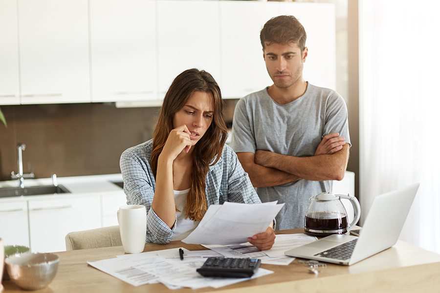 Couple looking at thier bills problematic.