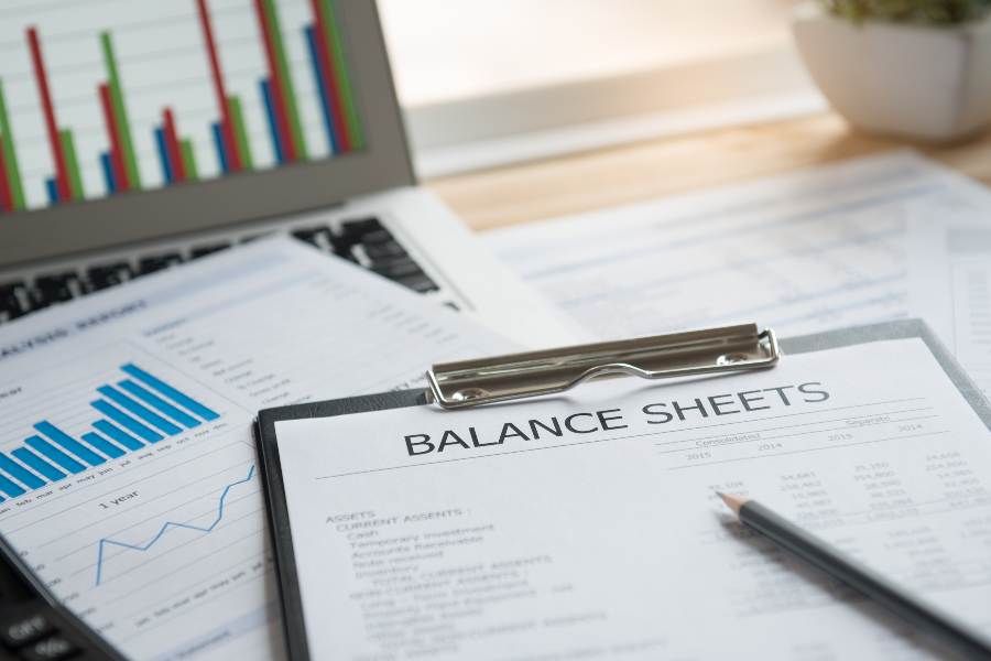 资产负债表和业务报告放在桌子的最上面。