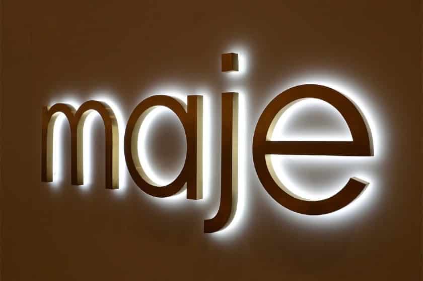 展示金属字母Maje。