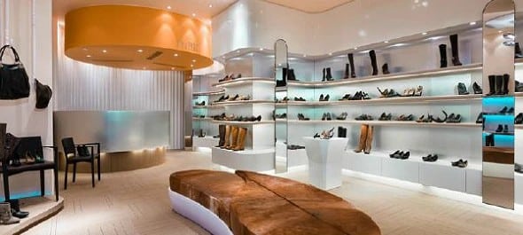 展示了一家鞋店使用照明来保持空间明亮。