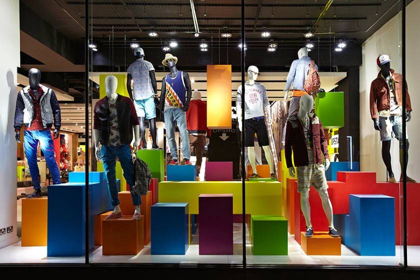 在商店橱窗里展示男士服装。