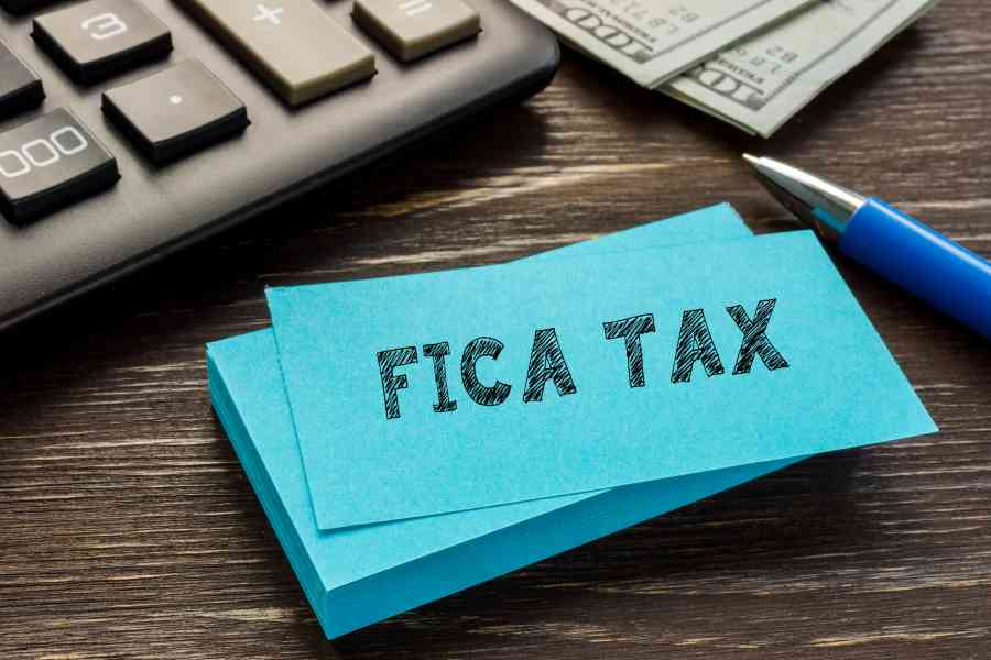 FICA税写在纸上。