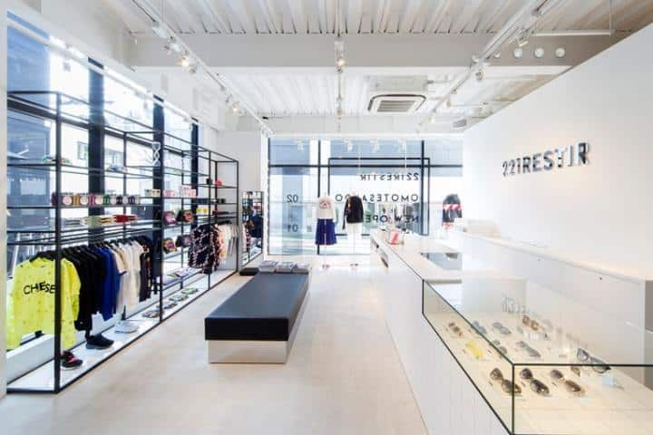 一家服装店的有棱角的地板样品。