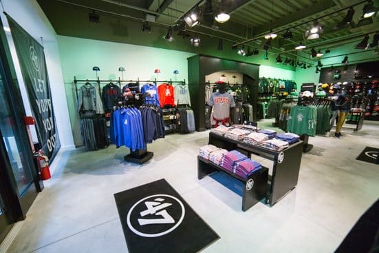 展示一家男士服装店。