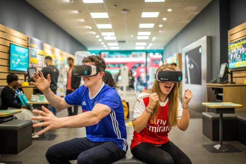 购物者使用VR头显的截图