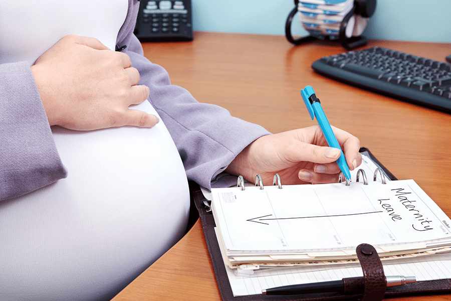 孕妇在笔记本上写字