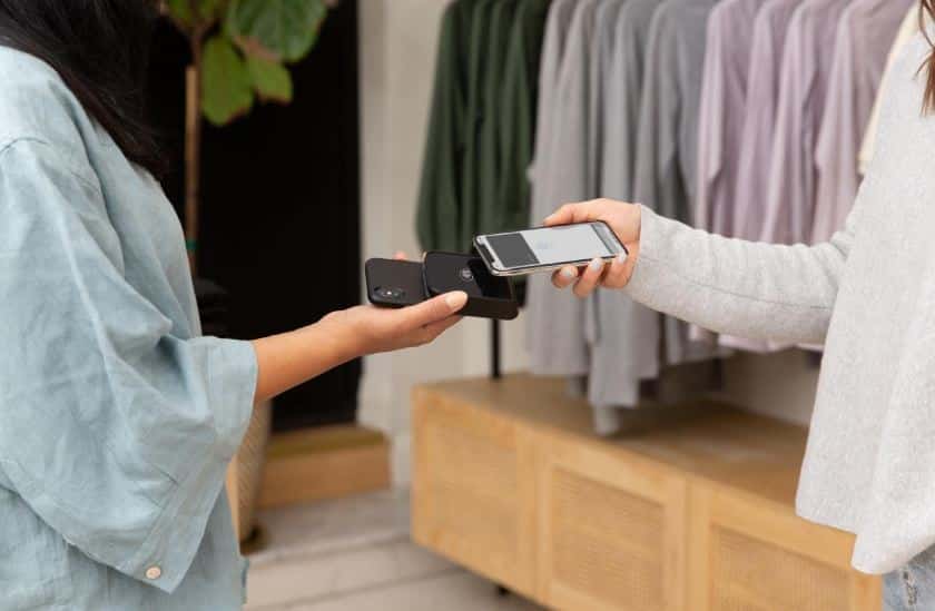 使用Shopify手机读卡器进行交易。