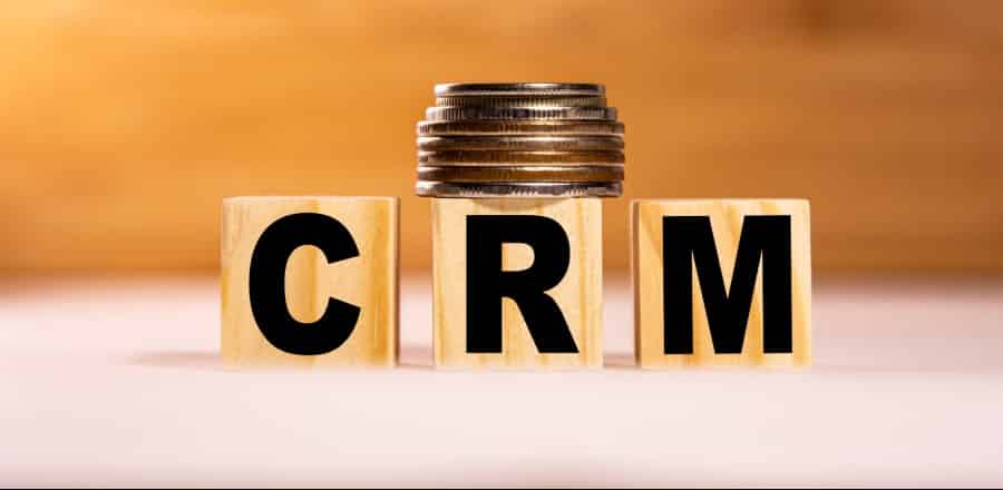 “CRM”这个词印在带硬币的木块上。