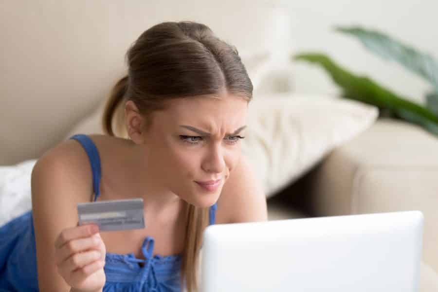 困惑的年轻女子有堵塞的信用卡问题