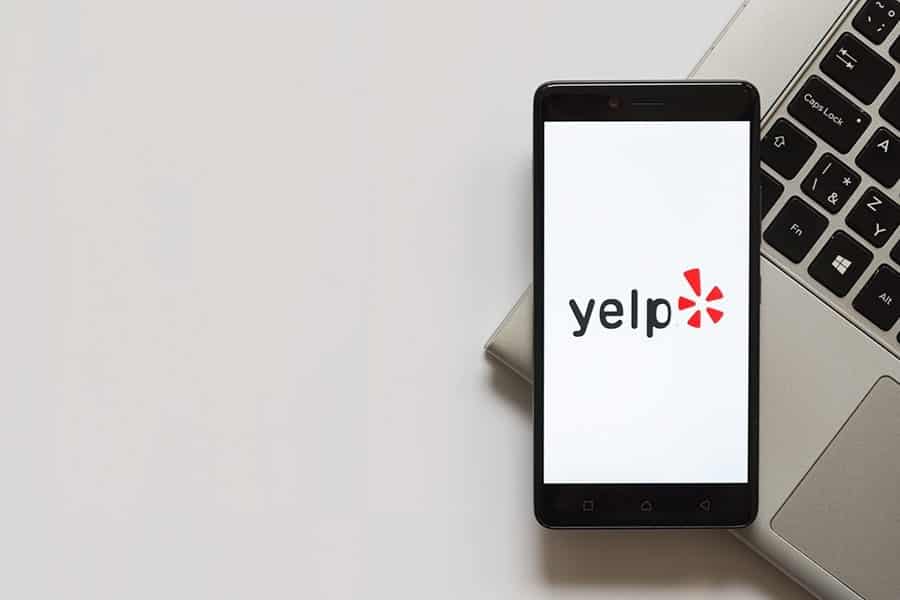 手机白色屏幕上的Yelp标志。