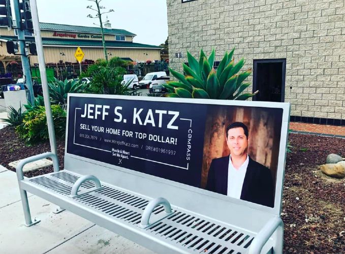 杰夫·卡茨在板凳上做户外广告