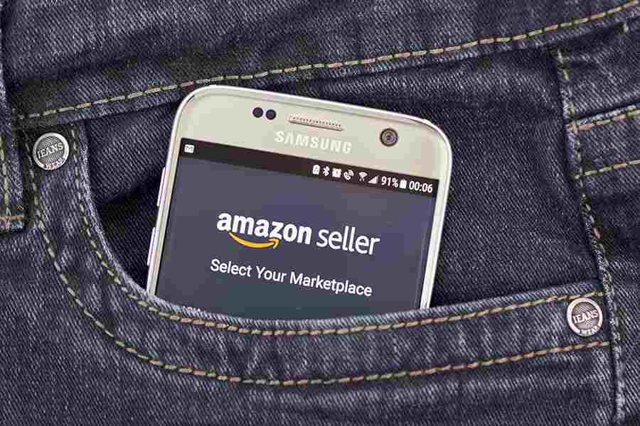 亚马逊卖家在手机屏幕上，手机被放在口袋里。