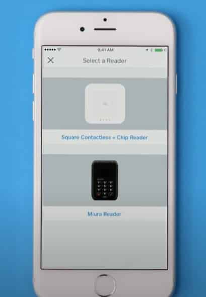 手机屏幕上的Square非接触式+芯片阅读器。