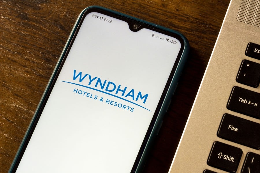 Wyndham Hotel and Restaurant在电话屏幕上。