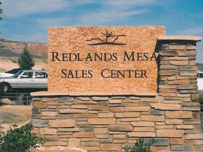 展示红地梅萨销售中心的岩石标牌。