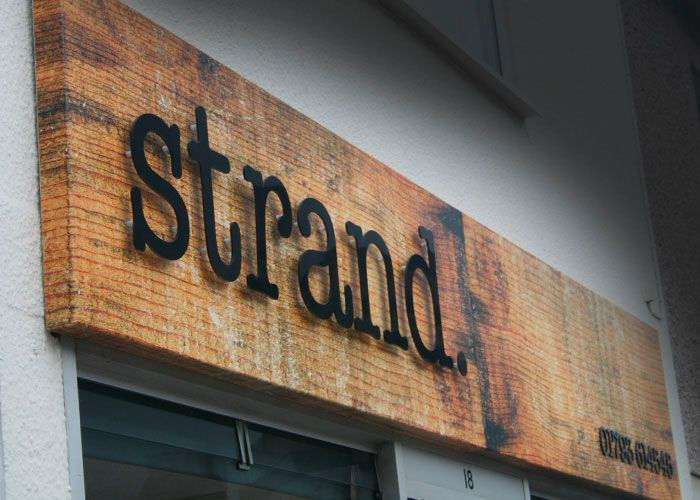 显示Strand胶合板店面招牌。
