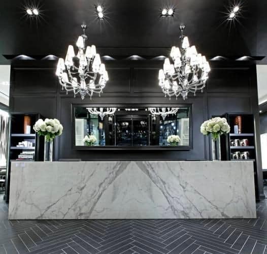 现金包装周围有很多灯光。