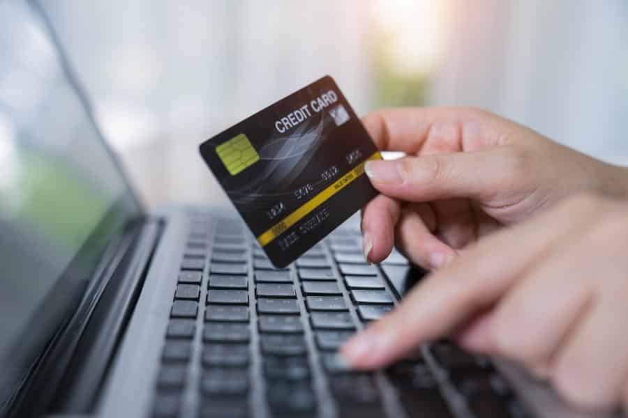 女人在线购物并使用信用卡付款。