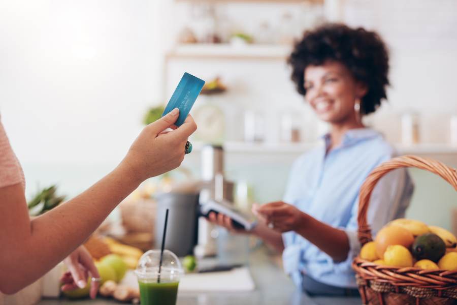 客户持有信用卡，用来支付订单。