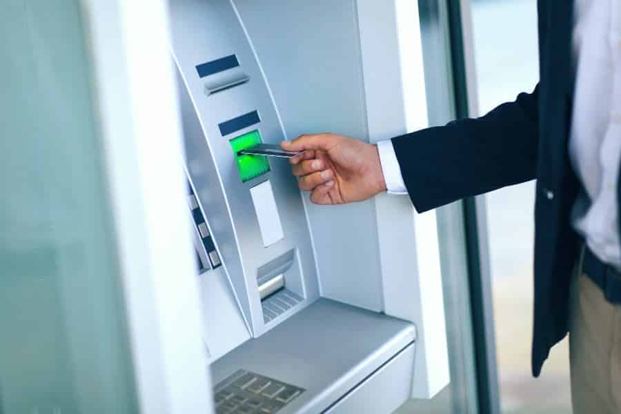 使用信用卡从ATM机中提取钱的人。