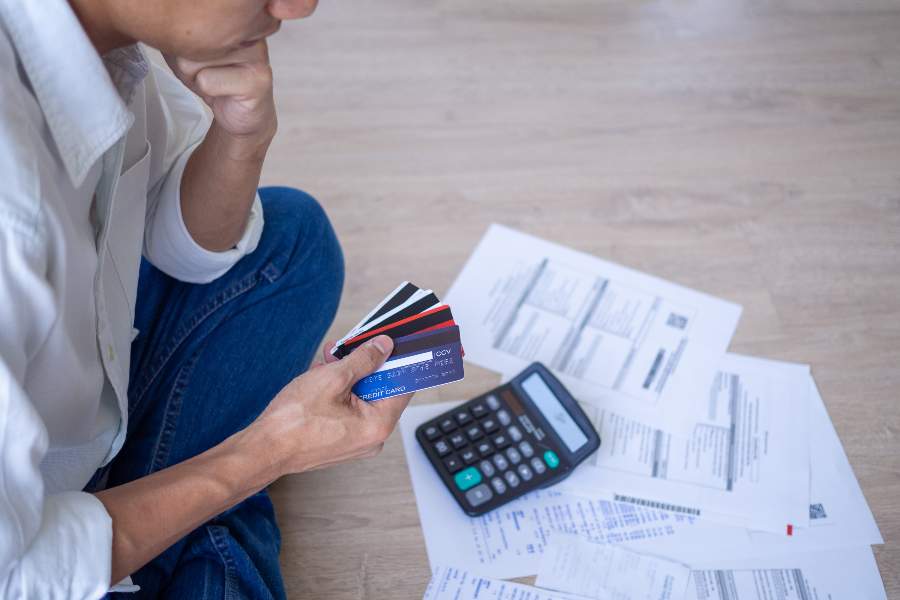 年轻人因为家庭开支和每月的信用卡债务而倍感压力。