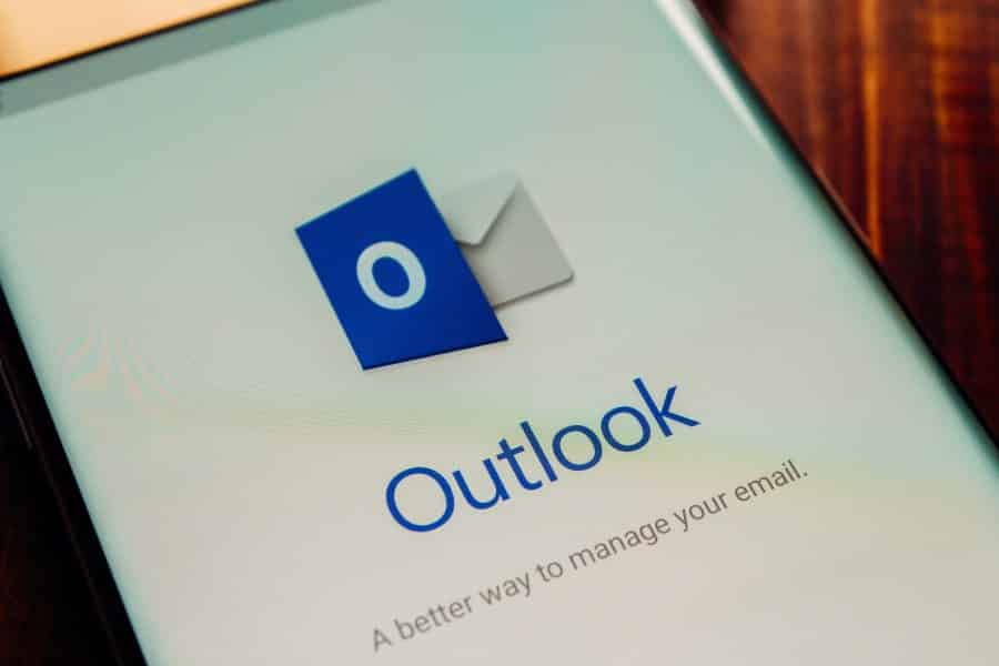 智能手机屏幕上的微软Outlook