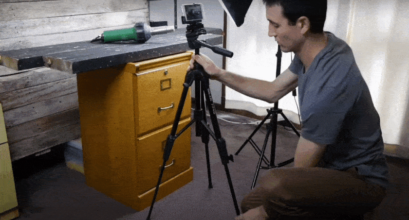 展示摄影师演示了你的相机，让你的手进行了一次磁磁器。