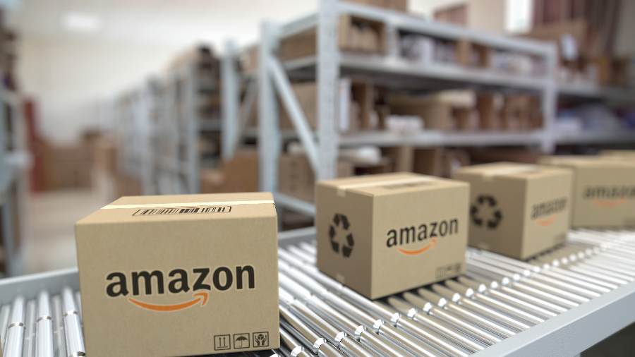 显示Amazon packages in the factory.