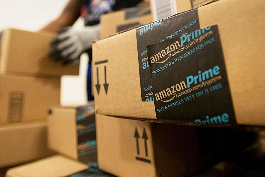 显示an employee stocking up Amazon packages.