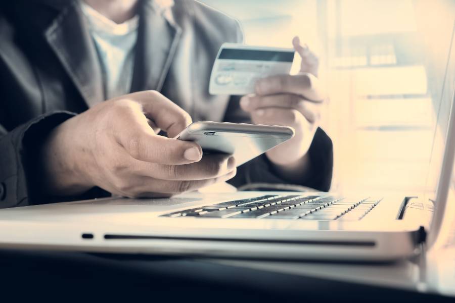 一个公司的信用卡是现金付款。