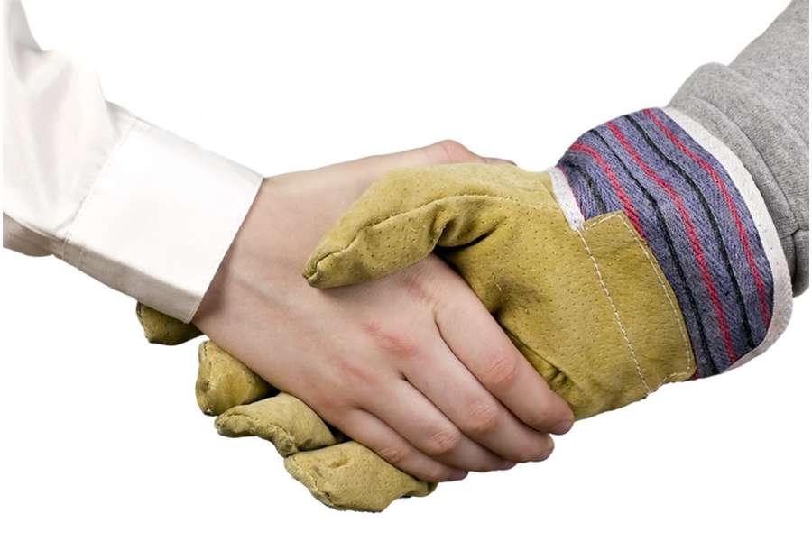 业主和承包商握手。