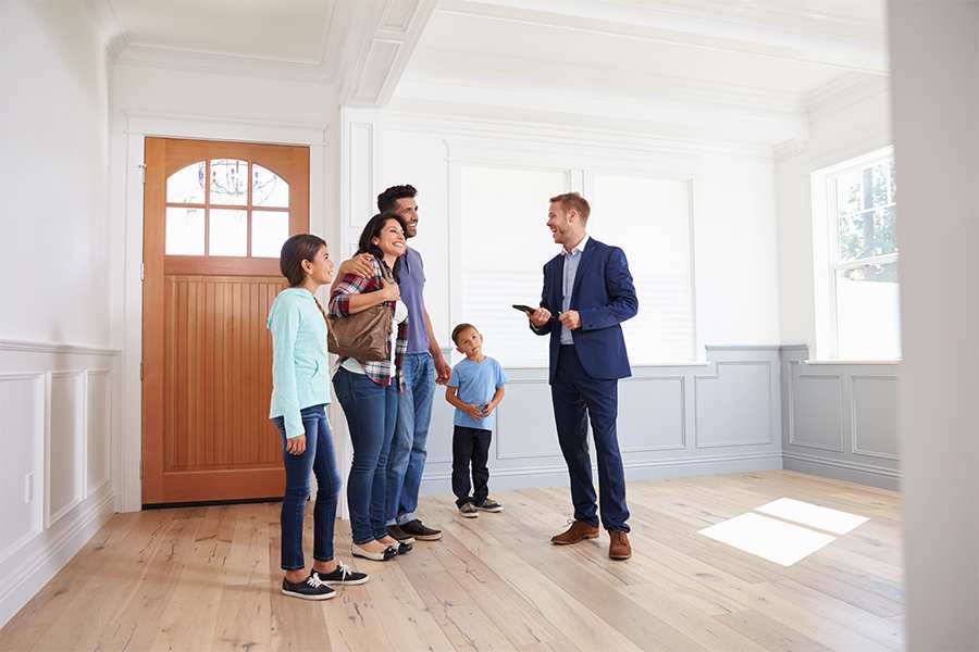 偶然发生py family checking the house with the real estate agent.