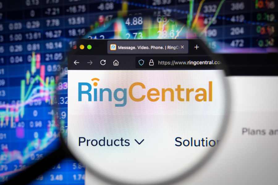 放大的RingCentral公司标志。