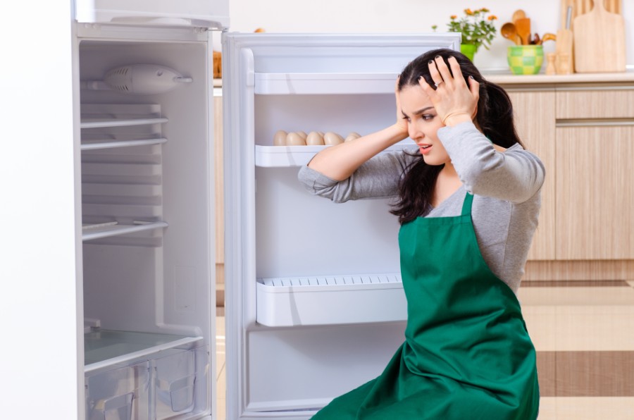 这位女士在清洗冰箱时头痛。