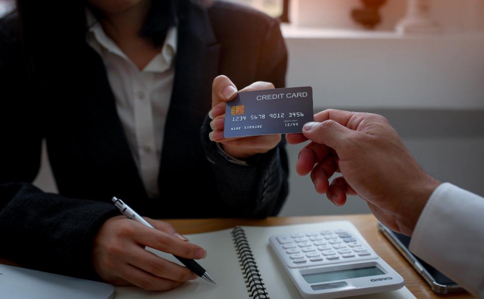 代理和客户一起拿着信用卡。