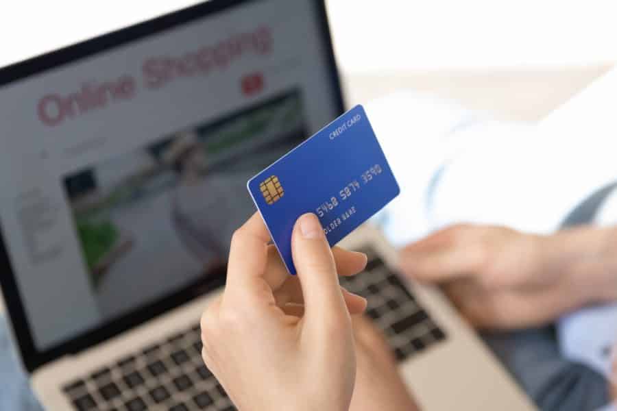 向买家展示，用信用卡在网上购物。