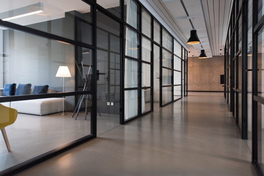 现代办公室，透明玻璃。