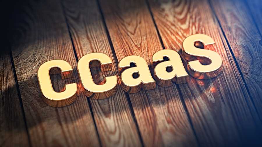 在木制背景上的金色字母缩写CCaaS。