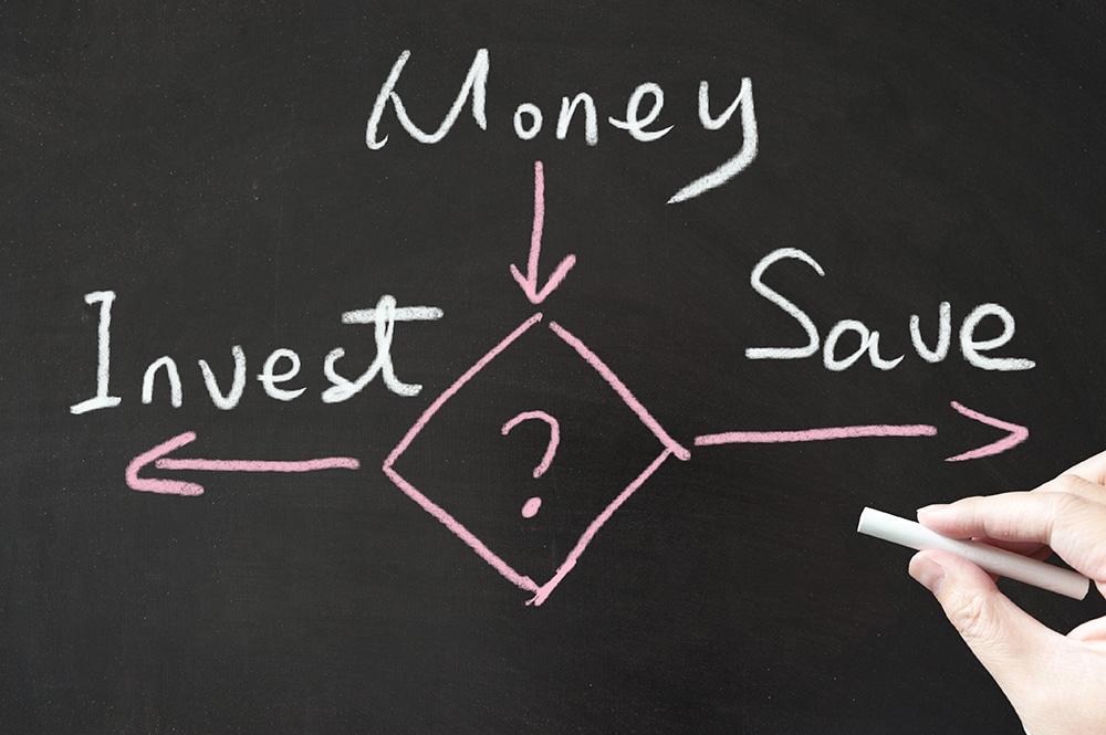 用粉笔在黑板上画出金钱、投资或储蓄的图表。