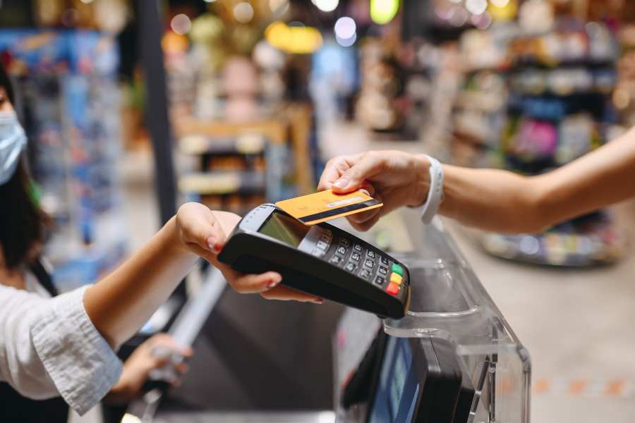 顾客使用信用卡付款。